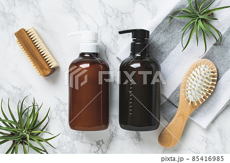 シャンプーボトル　ナチュラルなヘアケアのイメージ素材 85416985