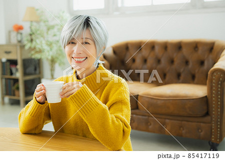 グレイヘアの女性 グレイヘアの女性 85417119