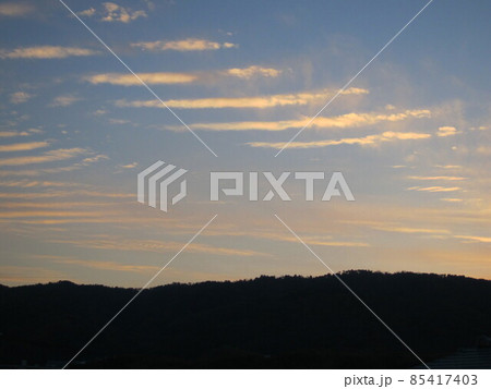 夕暮れ時空に整然と並ぶオレンジ色のすじ雲① 85417403
