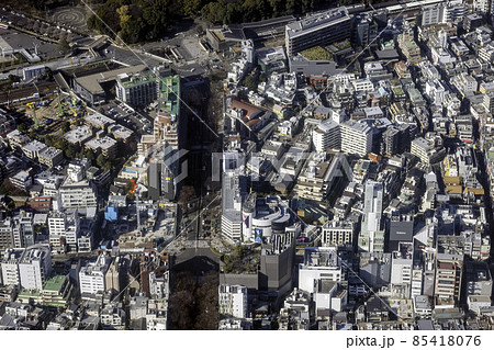 神宮前交差点上空から原宿駅方向を空撮 85418076