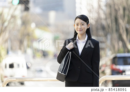スーツを着た若い女性 就活生 新社会人 イメージ スーツを着た若い女性 就活生 新社会人 イメージ 85418091