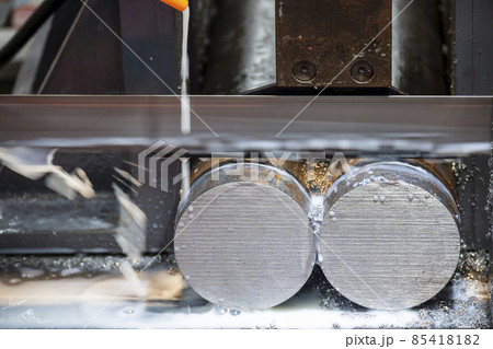 The automatic band saw machine cutting the metal bar with water base coolant method. The automatic band saw machine cutting the metal bar with water base coolant method. 85418182