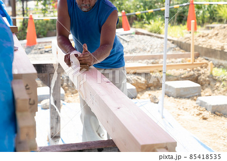 鉋がけする大工 85418535