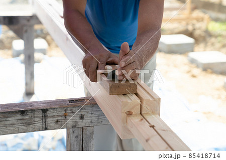 鉋がけする大工 85418714
