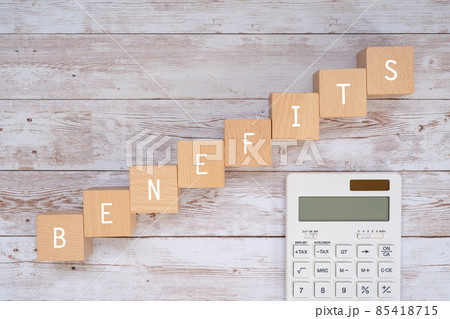 「BENEFITS」と書かれた積み木と電卓 85418715