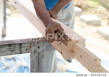 鉋がけする大工 鉋がけする大工 85418719