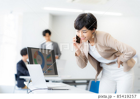 オフィスで働くビジネスウーマン オフィスで働くビジネスウーマン 85419257