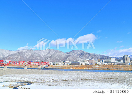 上田駅、太郎山、東太郎山方面を望む(長野県上田市)【2022.1】 85419369