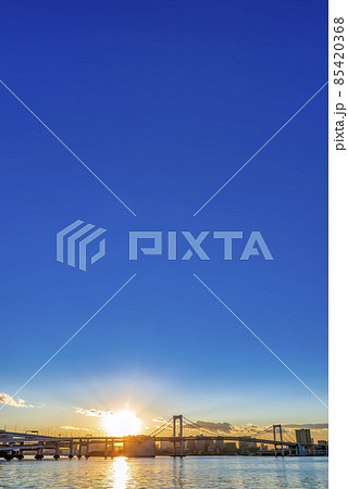 東京の都市風景　夕日とレインボーブリッジ 85420368