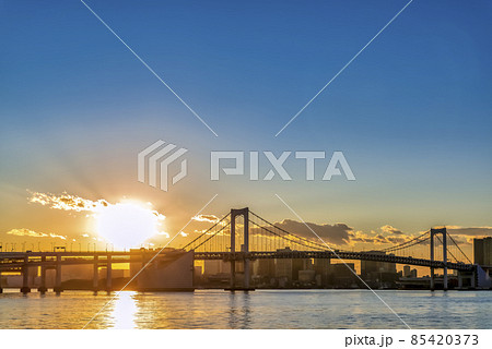 東京の都市風景 夕日とレインボーブリッジ 東京の都市風景 夕日とレインボーブリッジ 85420373