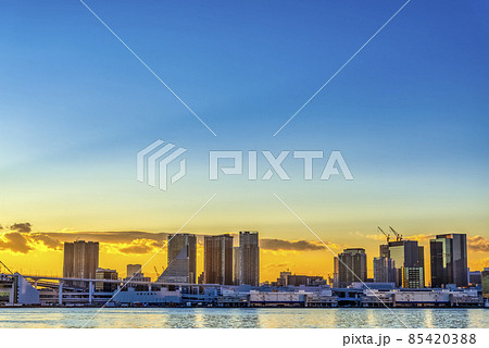 東京の都市風景　夕日とレインボーブリッジ 85420388