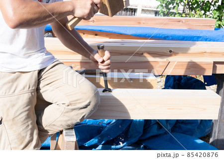 柱に仕口加工をする大工 85420876