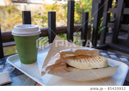 オープンテラスで頂くパニーニとホットコーヒー 85420932