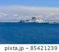 蕪島の雪化粧が美しい冬の晴れ間の光景 85421239