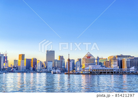 東京都江東区の都市風景　夕焼けと高層ビル群　晴海ふ頭方面 85421297