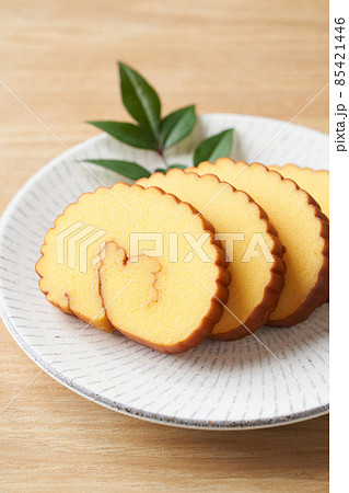 皿に盛り付けた伊達巻 85421446