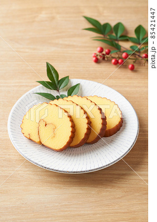 皿に盛り付けた伊達巻 85421447