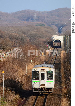秋の午後の柔らかな陽射しを受けて千歳へ向かう石勝線の普通列車 85421658