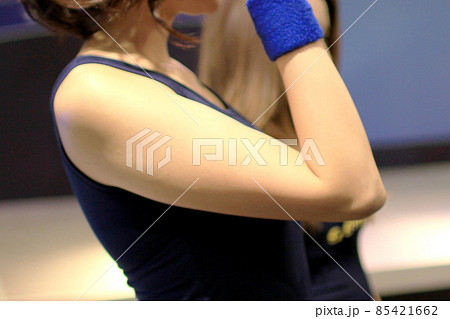 女性の右の肩から二の腕と肘周り 85421662