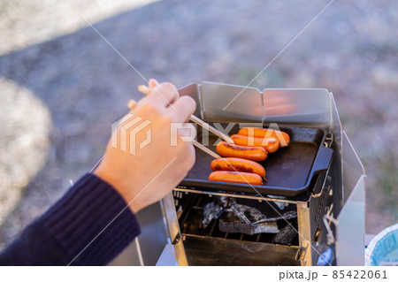 バーベキューでウインナーを焼く バーベキューでウインナーを焼く 85422061