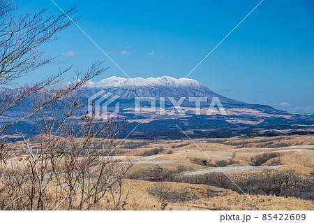冬の阿蘇外輪山押戸石の丘から見る久住連山の積雪風景 冬の阿蘇外輪山押戸石の丘から見る久住連山の積雪風景 85422609