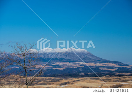 冬の阿蘇外輪山押戸石の丘から見る久住連山の積雪風景 冬の阿蘇外輪山押戸石の丘から見る久住連山の積雪風景 85422611
