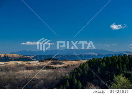 冬の阿蘇外輪山押戸石の丘から見る久住連山の積雪風景 85422615