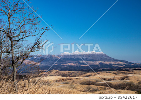 冬の阿蘇外輪山押戸石の丘から見る久住連山の積雪風景 85422617