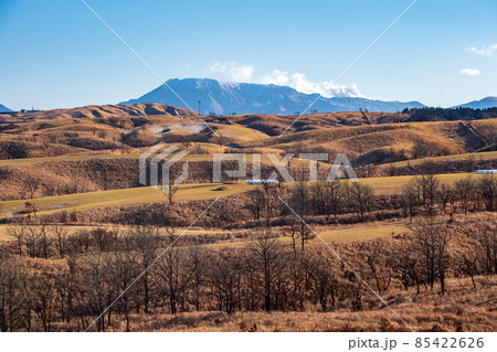 冬の阿蘇外輪山押戸石の丘から見る久住連山の積雪風景 85422626