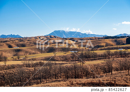冬の阿蘇外輪山押戸石の丘から見る久住連山の積雪風景 85422627