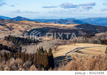 冬の阿蘇外輪山押戸石の丘から見る久住連山の積雪風景 85422696