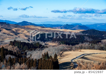 冬の阿蘇外輪山押戸石の丘から見る久住連山の積雪風景 85422697