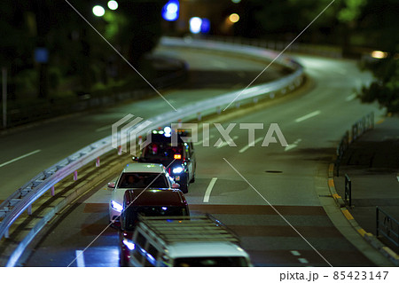 夜の青山一丁目の交通　外苑東通りの光跡【夜景イメージ】 85423147