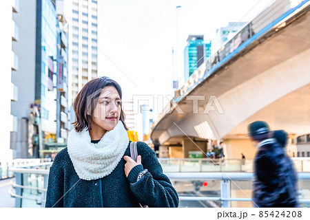 朝の通勤　ビジネスウーマン　渋谷 85424208
