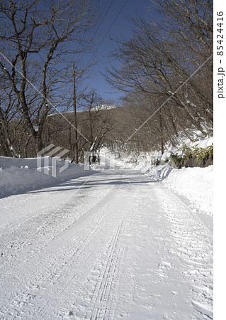 雪が降って圧雪状態の道路の風景 85424416