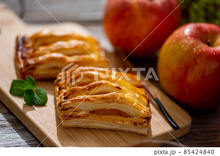 手作りのアップルパイを紅茶でいただく 85424840