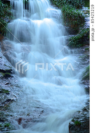 太戸の滝のうちの下段の滝のアップ2　岡山県岡山市北区 85425219