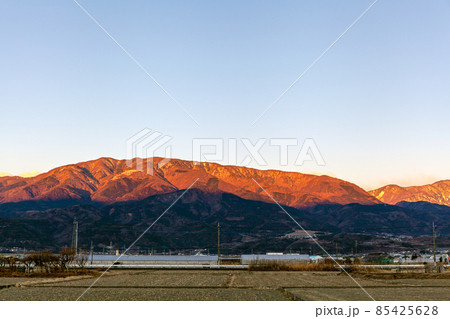 櫛形山の冬の真っ赤な朝焼け、南アルプス市 85425628