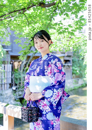 浴衣で京都を観光する女性 85425658