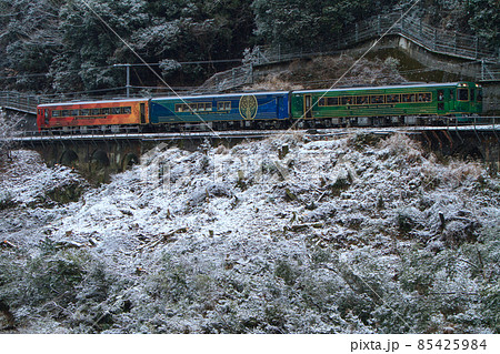 雪景色と「四国まんなか千年ものがたり」（JR四国） 85425984