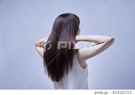 ロングヘアに触れる女性の後ろ姿 85426723