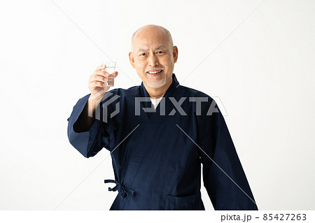 シニア男性　お酒　乾杯 85427263