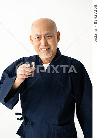 シニア男性　お酒　乾杯 85427268