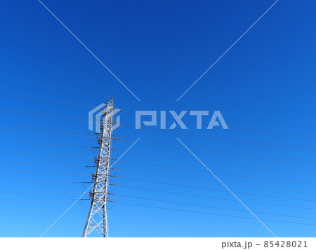 コピースペース 真っ青な空、気持ちの良い青空と鉄塔、電線。すがすがしい空と鉄塔、まっすぐ伸びる電線。 コピースペース 真っ青な空、気持ちの良い青空と鉄塔、電線。すがすがしい空と鉄塔、まっすぐ伸びる電線。 85428021