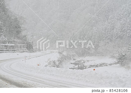 【兵庫県 宍粟市】降雪の国道 【兵庫県 宍粟市】降雪の国道 85428106