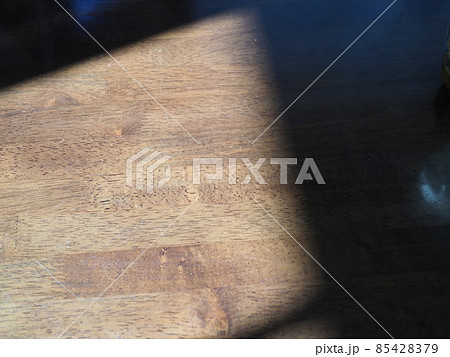 光に照らされるテーブル 光に照らされるテーブル 85428379