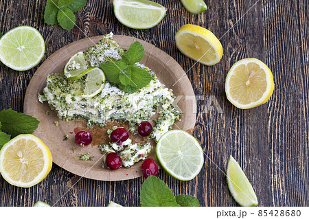 green cake with cream and lime 85428680