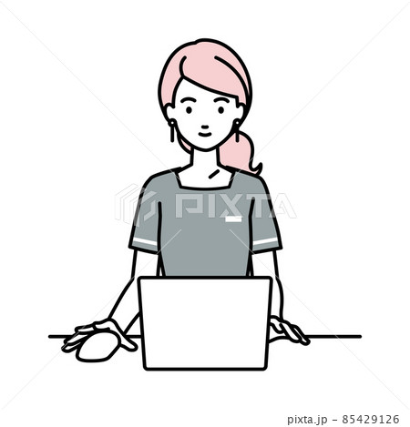 デスクで座ってPCを使っているエステ店員の女性 デスクで座ってPCを使っているエステ店員の女性 85429126