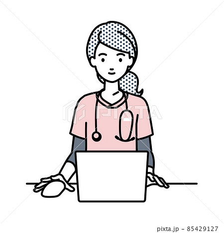 デスクで座ってPCを使っている看護師の女性 デスクで座ってPCを使っている看護師の女性 85429127