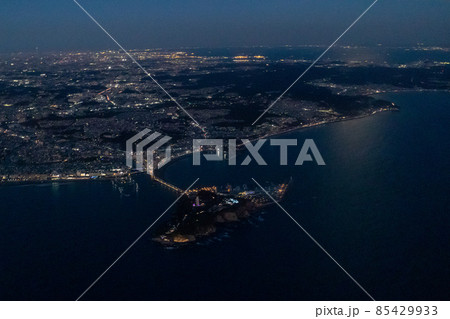 夜の江の島を空撮 85429933